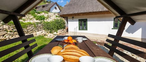 Perhetalo, useita makuuhuoneita, vuorten lähellä (Klementina's Guest House) | Ulkoruokailutilat