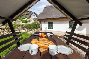 Outdoor dining - Klementina's Guest House (Nemesvita)