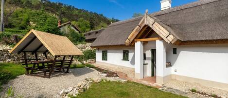 Casa familiar, varias habitaciones, junto a la montaña (Klementina's Guest House) | Exterior