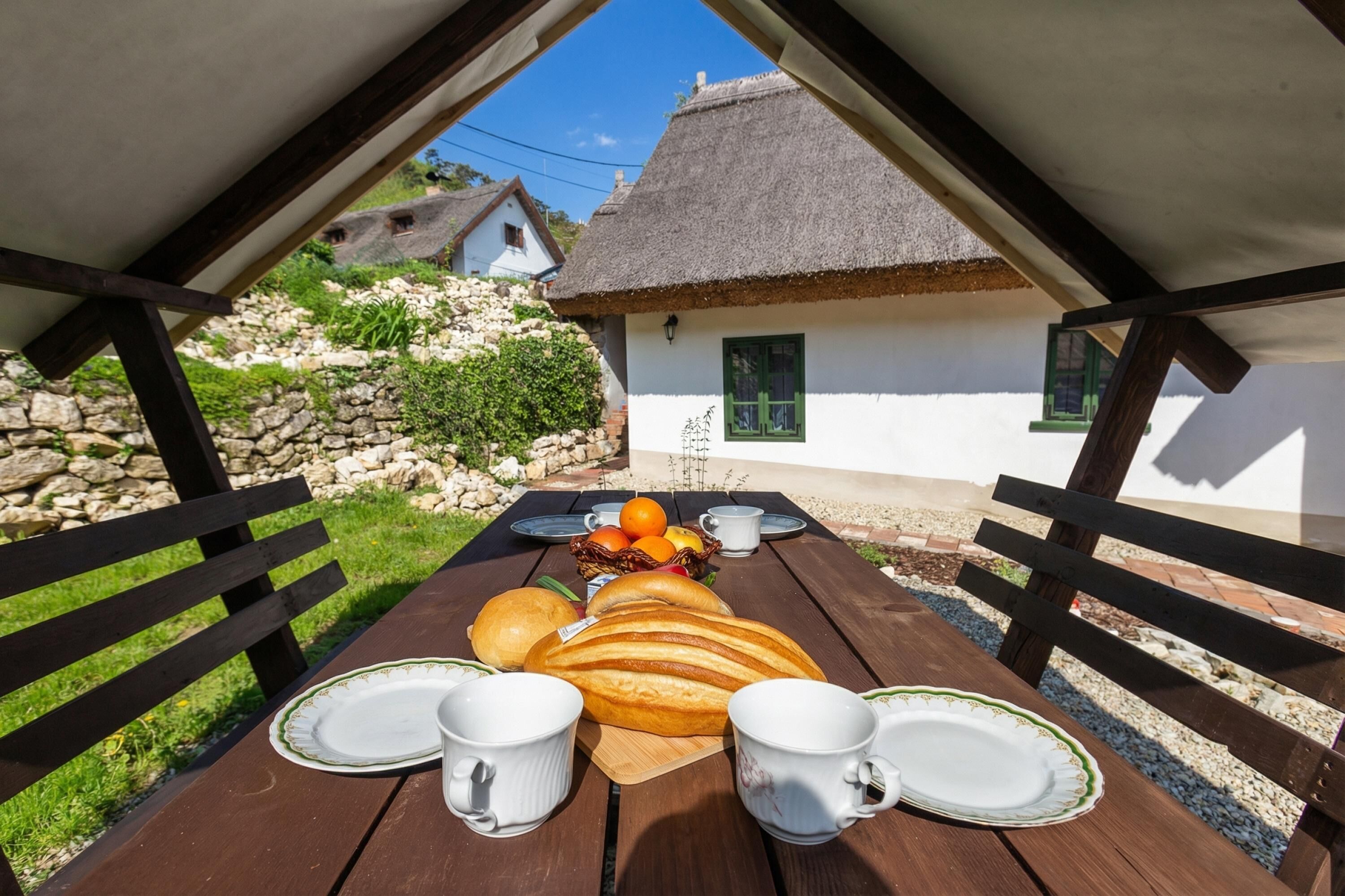 Familienhaus, Mehrere Schlafzimmer, Bergseite (Klementina's Guest House) | Speisen im Freien
