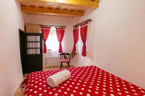 Maison familiale, plusieurs chambres, cÎté montagne (Klementina's Guest House) | 2 chambres, accÚs au Wi-Fi (inclus), literie fournie