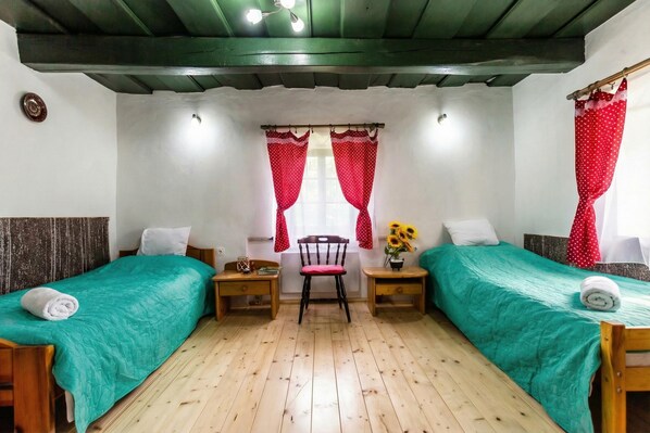 Family House, Multiple Bedrooms, Mountainside (Klementina's Guest House)