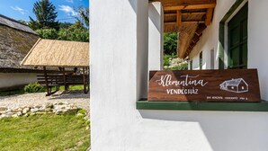 Une enseigne en bois portant le nom « Klemintina Vendeghez » et une illustration représentant une maison, indiquant qu’il s’agit d’un établissement proposant des hébergements.