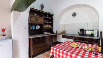 Family House, Multiple Bedrooms, Mountainside (Klementina's Guest House) | Dining