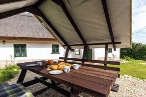 Outdoor dining - Klementina's Guest House (Nemesvita)