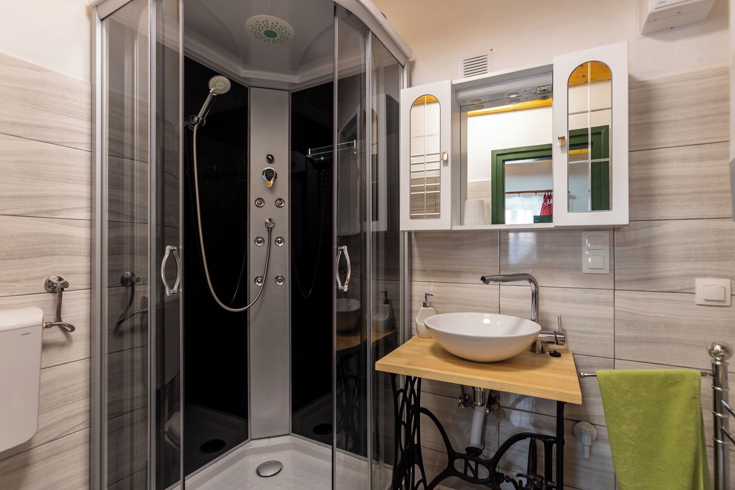 Rumah Keluarga, beberapa kamar, tepi gunung (Klementina's Guest House) | Kamar mandi | Shower, pengering rambut, handuk, dan sabun