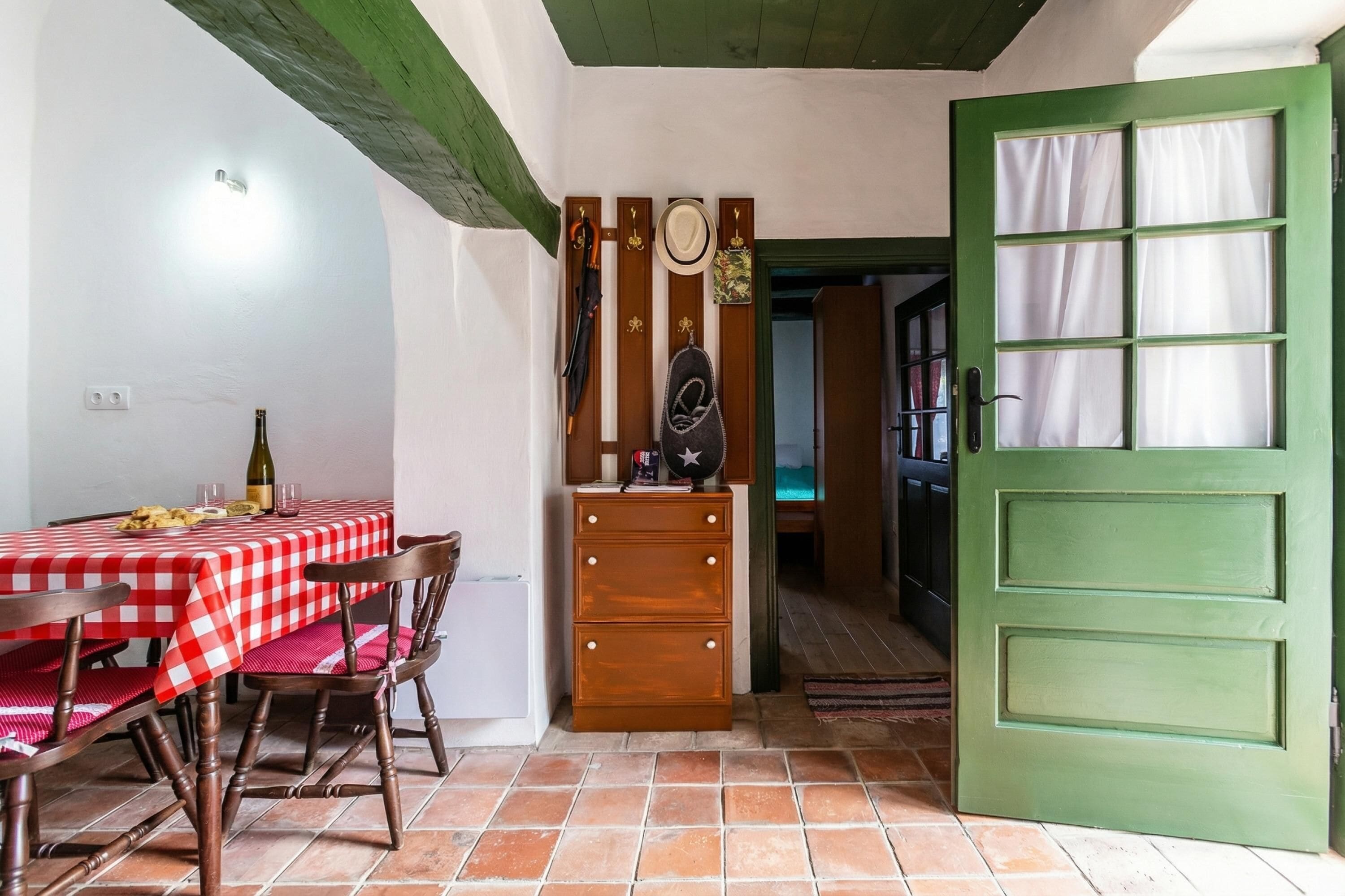 Rumah Keluarga, beberapa kamar, tepi gunung (Klementina's Guest House) | Tempat makan