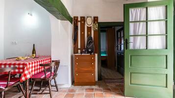 Rumah Keluarga, beberapa kamar, tepi gunung (Klementina's Guest House) | Tempat makan