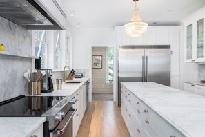 Refrigerador, lavavajillas, cafetera/tetera, utensilios de cocina