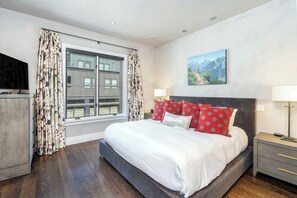 3 slaapkamers, een strijkplank/strijkijzer, internet, beddengoed