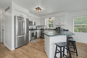 Private kitchen - Cozy home with beautiful LAKE VIEW! (Apple River)