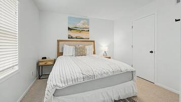 3 bedrooms, iron/ironing board, WiFi, bed sheets