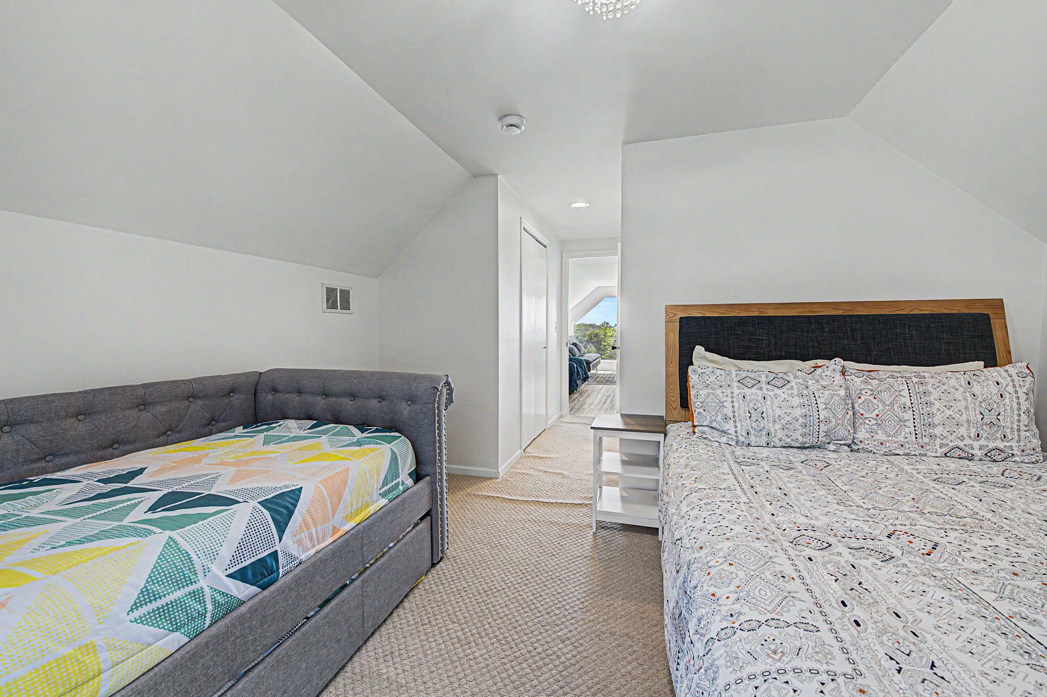 3 habitaciones, tabla de planchar con plancha, wifi y ropa de cama 