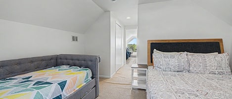 3 habitaciones, tabla de planchar con plancha, wifi y ropa de cama