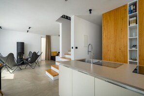 Kjøleskap, ovn, oppvaskmaskin og kaffetrakter/tekoker