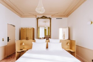 Family Room, 1 King Bed | In-room safe, blackout drapes, iron/ironing board, free WiFi - Le Charmant (Saint-Ouen)