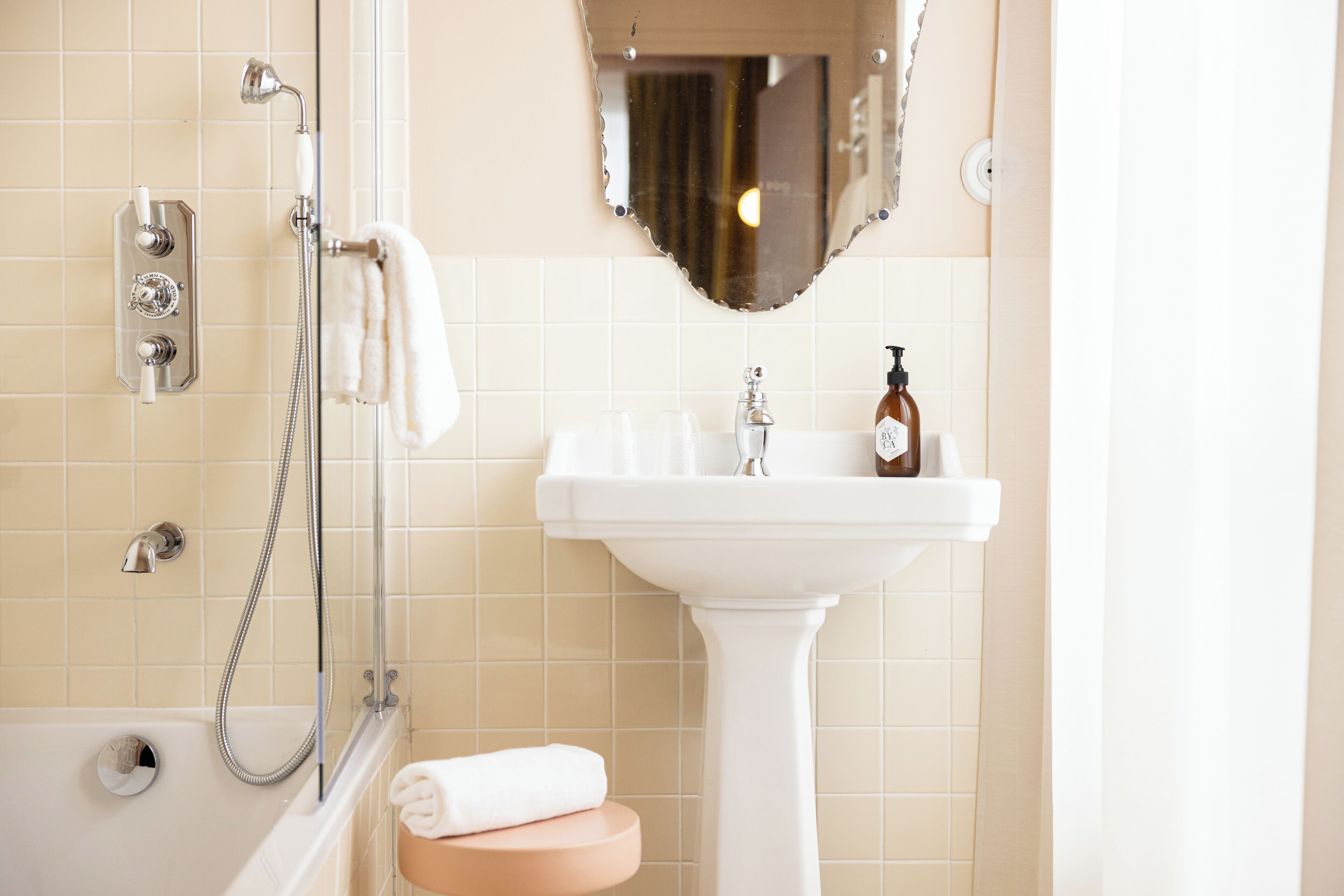 Comfort Room, 1 King Bed | Bathroom | Towels