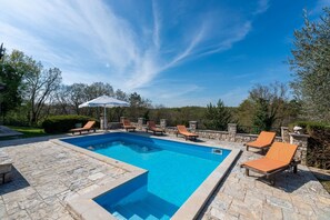Piscina externa sazonal