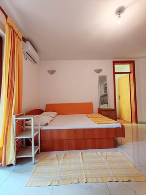 1 bedroom, WiFi, bed sheets