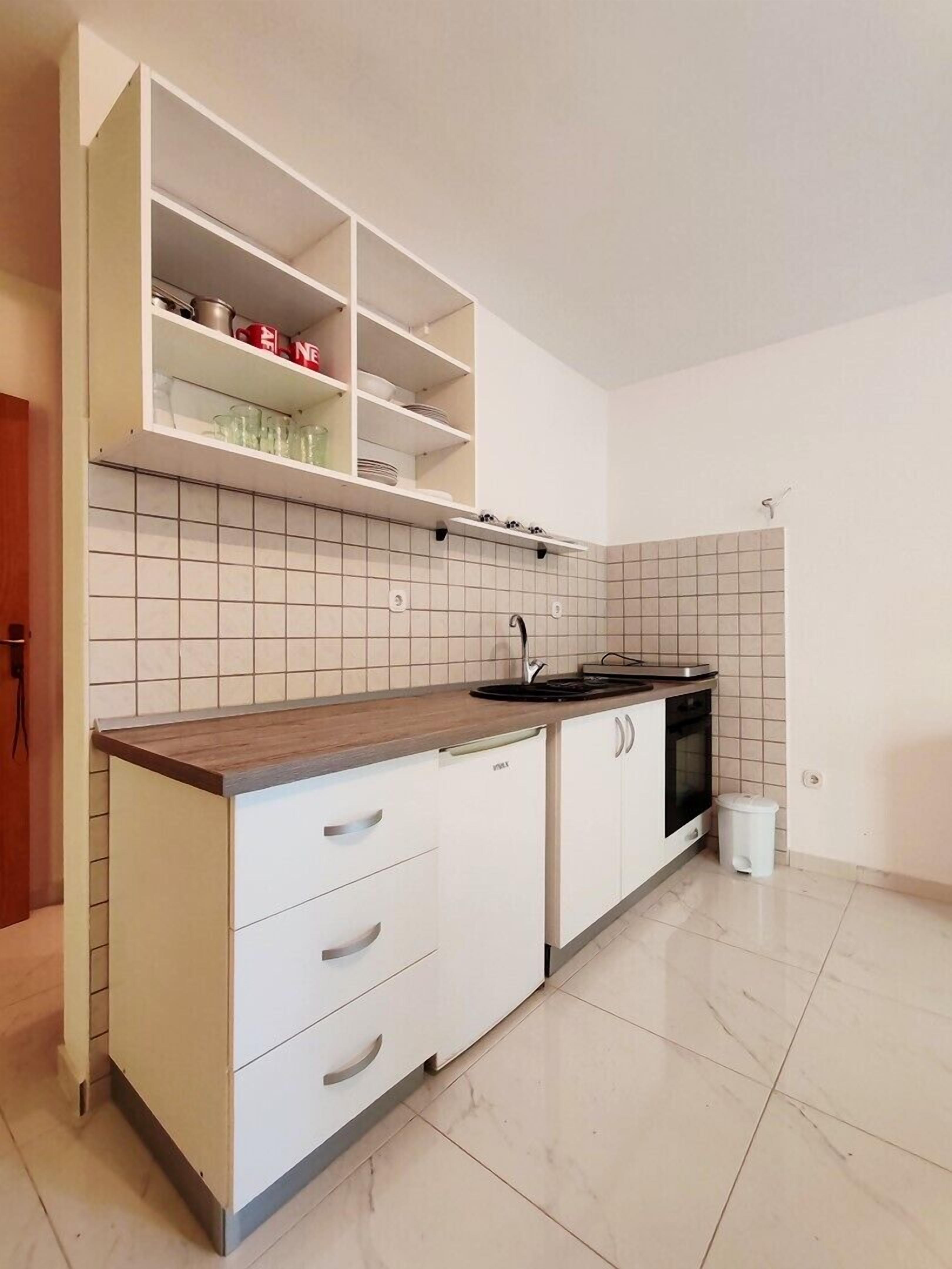 冷蔵庫、オーブン、コンロ、調理器具と食器