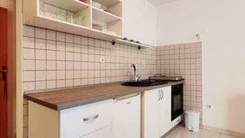 Kühlschrank, Ofen, Herdplatte, Kochgeschirr/Geschirr/Besteck