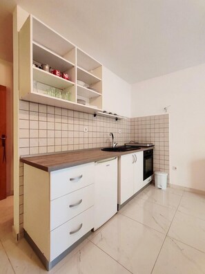 Fridge, oven, stovetop, cookware/dishes/utensils - Apartments & Rooms Verse / Apartment with Partial Sea View 1 (Neum)
