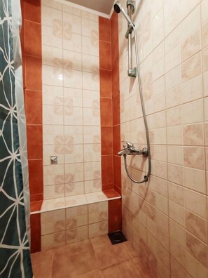 Een douche, handdoeken