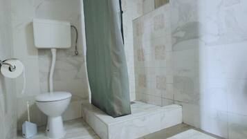 Douche, serviettes fournies