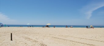 Magnificent apartment located in a condominium with swimming pool and gardens