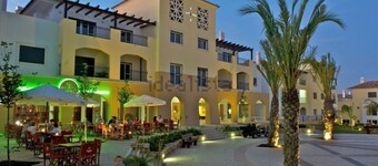 Magnificent apartment located in a condominium with swimming pool and gardens