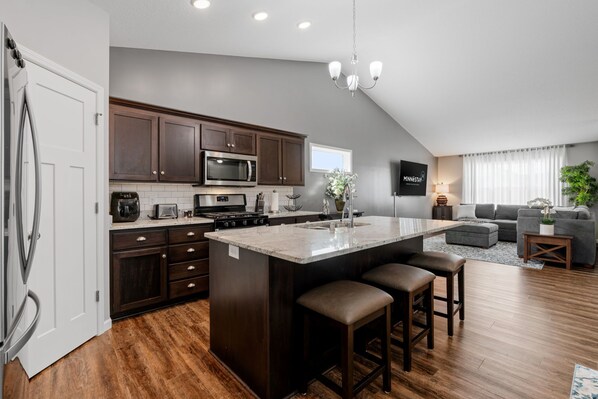 Réfrigérateur, micro-ondes, four, plaque de cuisson