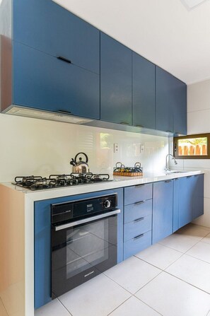 Microondas, placa de cocina, utensilios de cocina