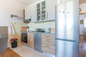 Een koelkast, een oven, een kookplaat, een vaatwasser