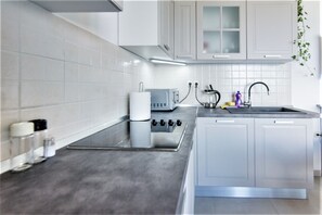 Fridge, microwave, oven, stovetop - Apartment with a Sea View (Tkon)