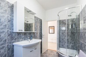 Shower, towels - Apartment with a Sea View (Tkon)