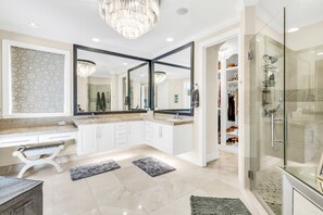 Douche, sèche-cheveux, serviettes fournies