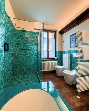 A modern bathroom with a glass-enclosed shower, a freestanding bathtub, a toilet, and a bidet. - 1448 Antica Dimora Al Merlo Bianco (Cividale del Friuli)