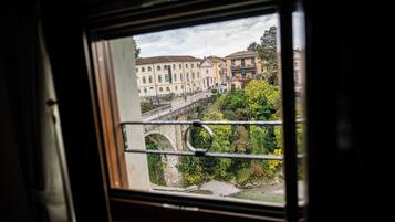 Quarto luxo, vista para o rio | Cofres nos quartos, individualmente decorados