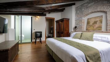 Deluxe Room, River View | 1 bedroom, in-room safe, individually decorated, individually furnished