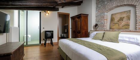 Chambre Deluxe, vue fleuve | 1 chambre, coffres-forts dans les chambres, décoration personnalisée