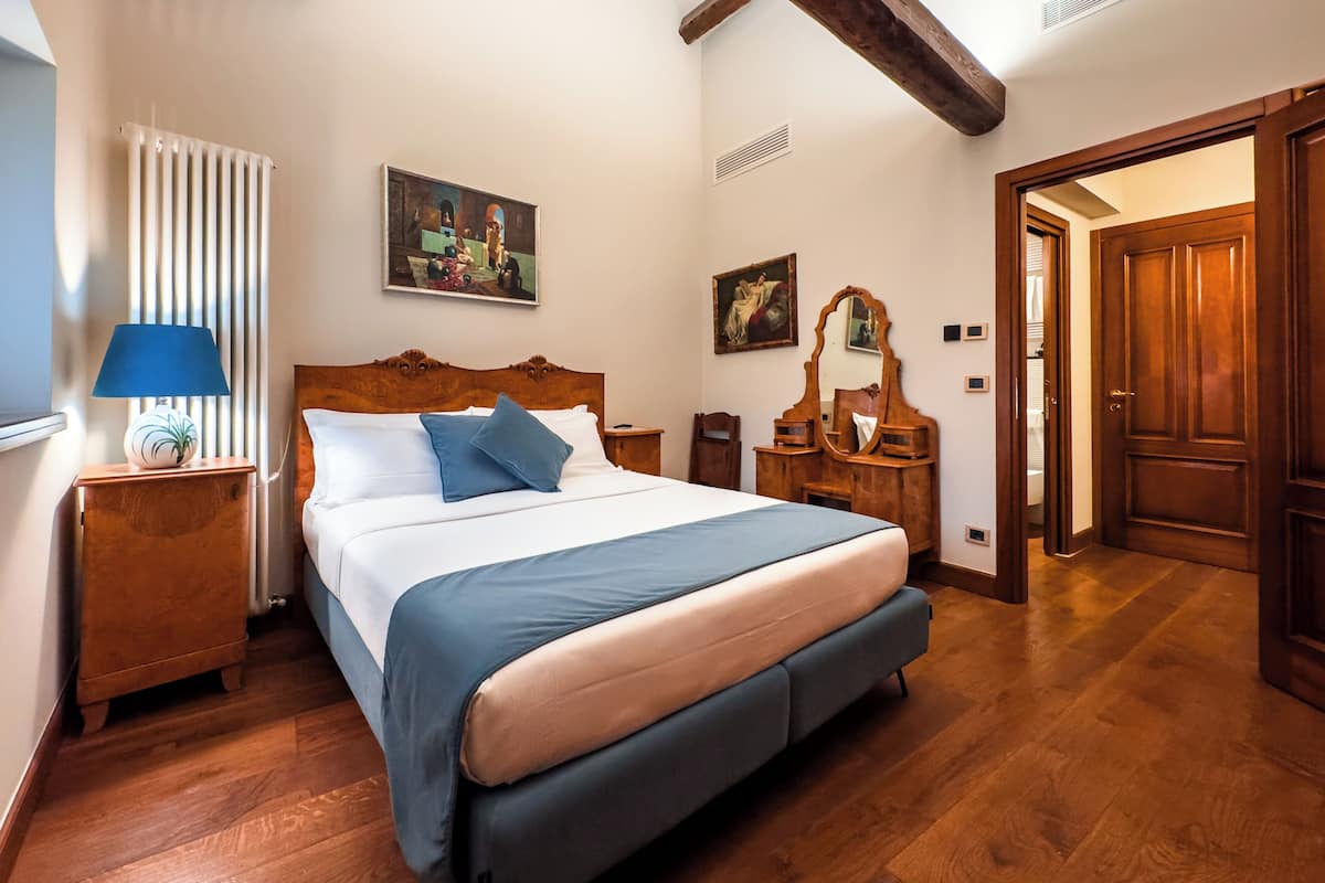 Habitación Confort, vistas a la ciudad | Caja fuerte, cunas (de pago), wifi gratis y decoración individual