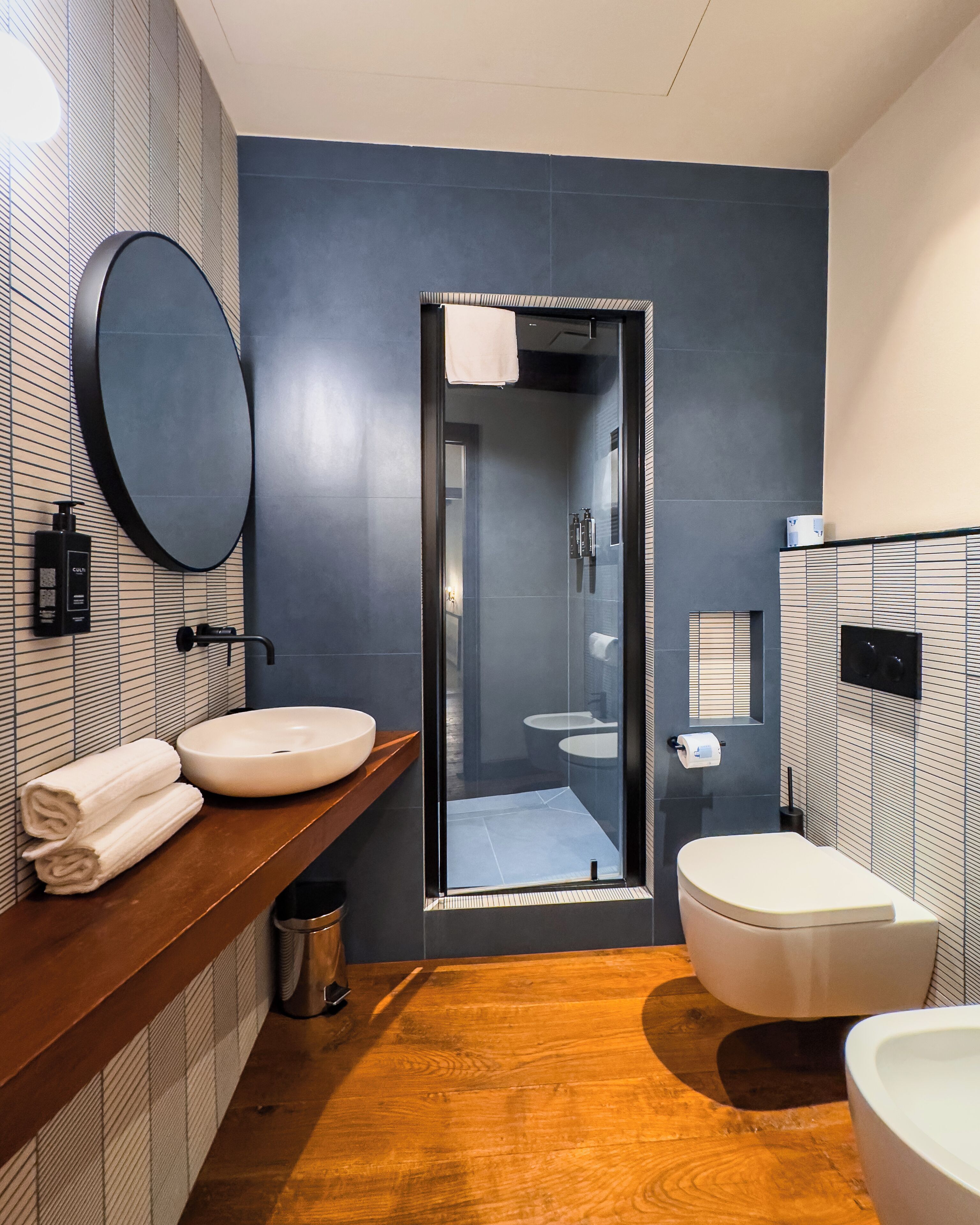 Habitación Confort, vista a la ciudad | Baño | Secadora de cabello, bidet, toallas 