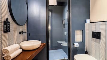Habitación Confort, vista a la ciudad | Baño | Secadora de cabello, bidet, toallas