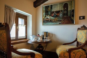 Rom – deluxe, elveutsikt | Safe på rommet, individuelt dekorert og individuelt innredet