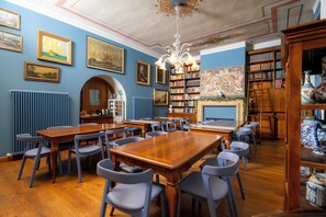 Coin salon dans le hall