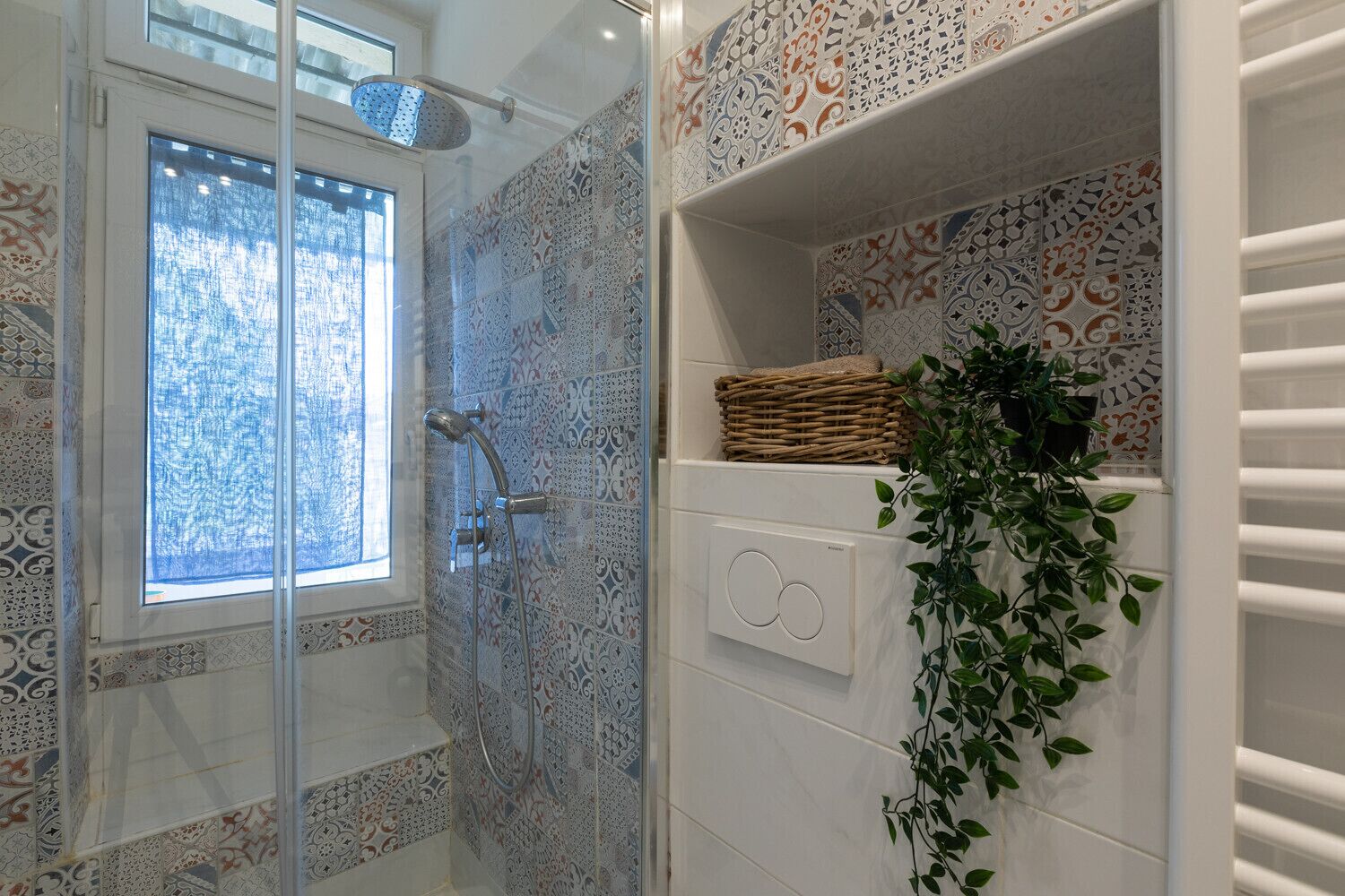 Een douche, een haardroger, een bidet, handdoeken