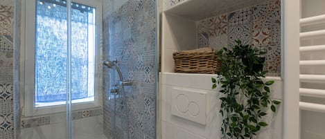 Ducha, secador de pelo, bidet, toallas