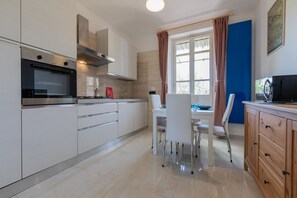 ثلاجة، ميكروويف، فرن، غسالة أطباق