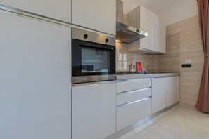 Een koelkast, een magnetron, een oven, een vaatwasser