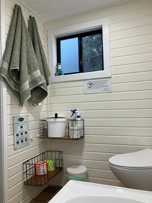 Superior-mobile home - 1 dobbeltseng - ikke-ryger - søudsigt | Badeværelse | Miljøvenlige toiletartikler, hårtørrer, håndklæder, Sæbe